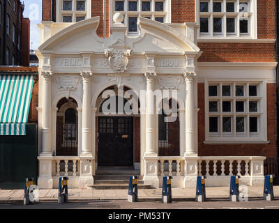 LONDON, Großbritannien - 25. AUGUST 2018: Blick auf den Eingang zur Mayfair Library in der Mount Street Stockfoto