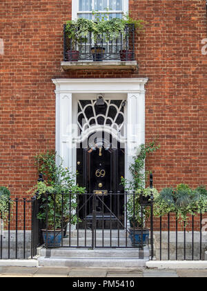 LONDON, Großbritannien - 25. AUGUST 2018: Prunkvolle Eingangstür in Mayfair Stockfoto