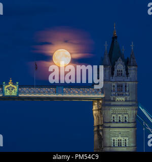 LONDON, Großbritannien - 25. AUGUST 2018: Ein Vollmond über der Tower Bridge in der City of London Stockfoto