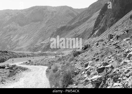 Schwarz-weiß-Bild der Berg wild Straße des Altai. Stockfoto