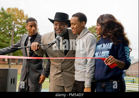 (L-R) BRANDON T. JACKSON als Benny, ICE CUBE, wie Herr Washington, Bow Wow als Kevin Carson und NATURI NAUGHTON als Stacie in der Alcon Entertainment Komödie "LOTTERY TICKET", ein Warner Bros.-Bilder freigeben. Stockfoto