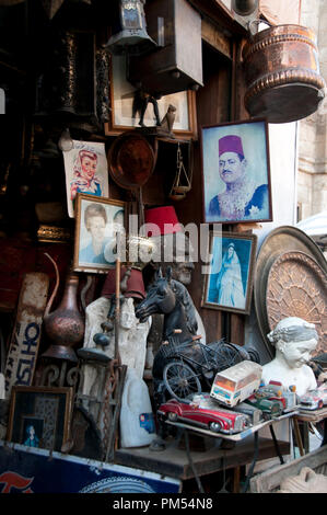 Ägypten, Kairo 2014. Khan al-Khalilli, alten islamischen Bereich. Antik/second hand Shop Stockfoto