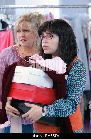 "Ugly Betty" (Episode: Nach Stunden) Ashley Jensen, America Ferrera 2006 Foto von Craig Sjodin Stockfoto