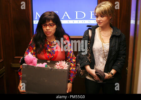 "Ugly Betty" (Episode: Die Box und die Häschen) America Ferrera, Sarah Jones 2006 Foto von Michael Desmond Stockfoto