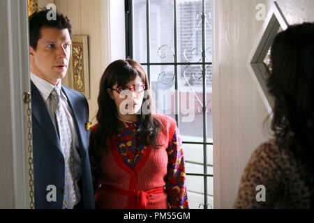 "Ugly Betty" (Episode: Die Box und die Häschen) Eric Mabius, America Ferrera, Ava Gaudet 2006 Foto von Michael Desmond Stockfoto