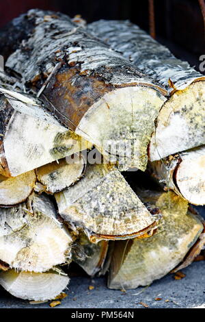 Stapel von Split Feuer Holz. Stapel von Brennholz. Holz Textur Hintergrund Stockfoto