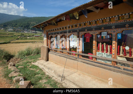 Souvenirs Shop in Pana Dorf in der Nähe von Lama Drukpa Kuenley, Göttliche verrückter Fruchtbarkeit Tempel, Punakha Tal. Bhutan. Stockfoto