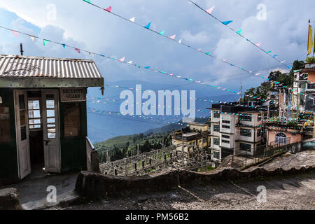 Stadtbild und Gebetsfahnen, Darjeeling, West Bengalen, Indien. Stockfoto