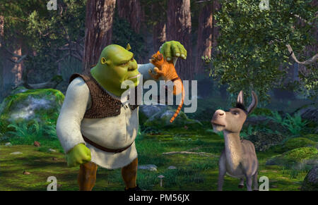 Szenenfoto aus "Shrek 2 "Shrek, der Gestiefelte Kater, Esel © 2004 Dreamworks Datei Referenz # 307351221 THA nur für redaktionelle Verwendung - Alle Rechte vorbehalten Stockfoto