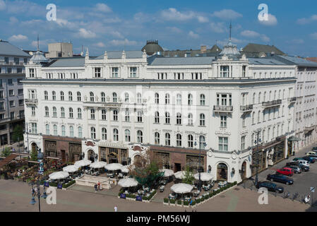 Budapest, Ungarn - 3 August, 2018: Café Gerbeaud, Vörösmarty ter gelegen, ist eine der größten und traditionsreichsten Kaffeehäuser und Konditoreien. Stockfoto