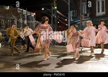 Szenenfoto aus "Hairspray" John Travolta, Nikki Blonsky © 2007 New Line Cinema Foto: David James Datei Referenz # 307351396 THA nur für redaktionelle Verwendung - Alle Rechte vorbehalten Stockfoto