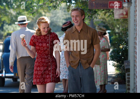 Studio Werbung immer noch von der "Notebook" Rachel McAdams, Ryan Gosling Photo Credit: Melissa Moseley © 2004 New Line Cinema Datei Referenz # 307351703 THA nur für redaktionelle Verwendung - Alle Rechte vorbehalten Stockfoto