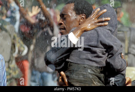 Film noch von "Hotel Ruanda" Don Cheadle © 2004 United Artists Foto: Frank Connor Datei Referenz # 30735256 THA nur für redaktionelle Verwendung - Alle Rechte vorbehalten Stockfoto