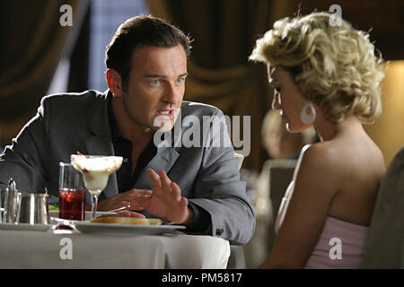 Szenenfoto aus "Nip/Tuck" Saison 2 Julian McMahon, Kelly Carlson 2004 Photo Credit: Doug Hyun Datei Referenz # 30735514 THA nur für redaktionelle Verwendung - Alle Rechte vorbehalten Stockfoto