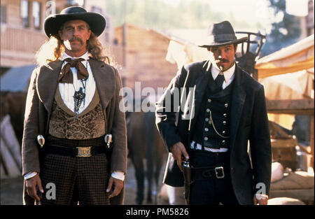 Film noch von 'Deadwood' Keith Carradine, Timothy Olyphant © 2004 HBO Photo Credit: Sam Emerson Datei Referenz # 30735540 THA nur für redaktionelle Verwendung - Alle Rechte vorbehalten Stockfoto