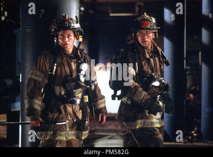 Szenenfoto aus "Ladder 49" Joaquin Phoenix, John Travolta © 2004 Touchstone Foto: Ron Phillips Datei Referenz # 30735550 THA nur für redaktionelle Verwendung - Alle Rechte vorbehalten Stockfoto