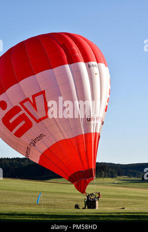 Ein Heißluftballon ist ein Leichter-als-Luft aus Flugzeugen der eine Tasche, einen Umschlag, in dem sich Luft. Stockfoto