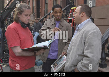 Studio Werbung immer noch von "Hitch" Regisseur Andy Tennant, Will Smith, Kevin James © 2005 Columbia Pictures Foto von Barry Wetcher Datei Referenz # 307361975 THA nur für redaktionelle Verwendung - Alle Rechte vorbehalten Stockfoto
