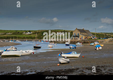 Boote im Fluss Nyfer Estuary, Newport, Pembrokeshire, Wales Stockfoto