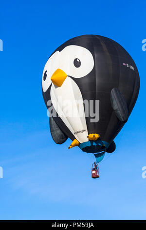 Longleat pinguin Heißluftballon am Himmel in Longleat Sky Safari, Wiltshire, UK im September Stockfoto