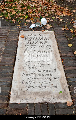 Neue grabstein auf dem genauen Standort von William Blake's Beerdigung in Bunhill Fields. Im August 2018 vorgestellt. Stockfoto