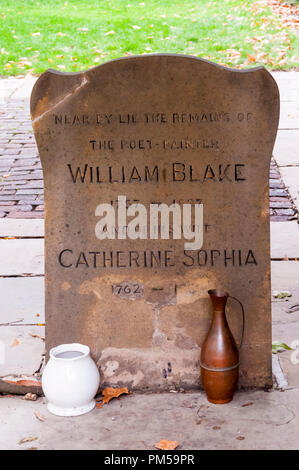 Original Denkmal für die Grabstätte von William Blake, ein Dichter und Künstler, und seine Frau Catherine in Bunhill Fields Grabstätte, London. Stockfoto