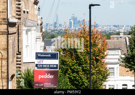 Lassen Anzeichen und Blick auf die City von London aus Beardell Street, Crystal Palace in London. Stockfoto