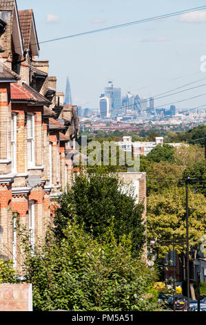 Der Shard und die Innenstadt von London von Woodland Straße in Crystal Palace, London gesehen Stockfoto