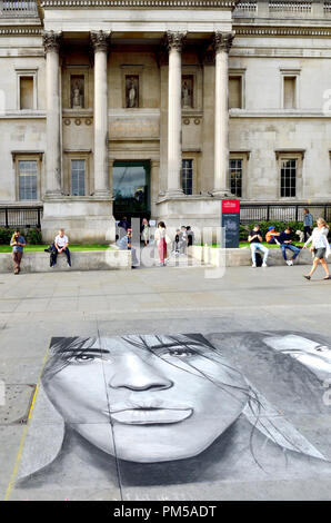 National Gallery, Trafalgar Square, London, England, UK. Street artist Portrait auf dem Bürgersteig Stockfoto