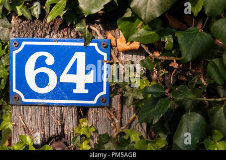 Ein französischer Stil metall Hausnummer. Nummer 64. Stockfoto