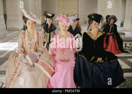 Studio Werbung noch von 'Marie-Antoinette' Mary Nighy, Kirsten Dunst, Judy Davis © 2006 Sony Pictures Photo Credit: Leigh Johnson Datei Referenz # 307372039 THA nur für redaktionelle Verwendung - Alle Rechte vorbehalten Stockfoto