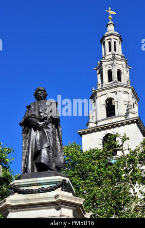 Statue von William Gladstone (1809-98, Premierminister) vor der Kirche St. Clement Danes in der aldwich, London, England, UK. Stockfoto