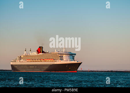 Adelaide, Australien - 16. Februar 2018: Kreuzfahrtschiff "Queen Mary 2" mit Menschen an Bord, die von äußeren Hafen in Port Adelaide Stockfoto