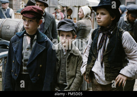 Film Still / Werbung noch von 'Oliver Twist' Lewis Chase, Barney Clark, Harry Eden © 2005 TriStar Bilder Photo Credit: Guy Ferrandis Datei Referenz # 30736131 THA nur für redaktionelle Verwendung - Alle Rechte vorbehalten Stockfoto