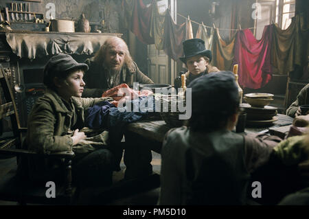 Film Still / Werbung noch von 'Oliver Twist' Barney Clark, Ben Kingsley, Harry Eden © 2005 TriStar Bilder Photo Credit: Guy Ferrandis Datei Referenz # 30736133 THA nur für redaktionelle Verwendung - Alle Rechte vorbehalten Stockfoto