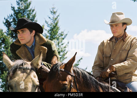 Film Still / Werbung immer noch von "Brokeback Mountain" Jake Gyllenhaal, Heath Ledger © 2005 Focus Features Photo Credit: Kimberley Französisch Datei Referenz # 307361404 THA nur für redaktionelle Verwendung - Alle Rechte vorbehalten Stockfoto