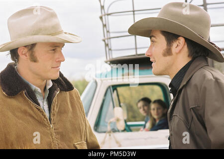 Film Still / Werbung immer noch von "Brokeback Mountain" Heath Ledger, Jake Gyllenhaal © 2005 Focus Features Photo Credit: Kimberley Französisch Datei Referenz # 307361406 THA nur für redaktionelle Verwendung - Alle Rechte vorbehalten Stockfoto