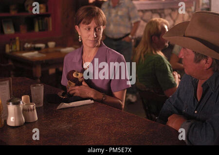 Film Still / Werbung immer noch von "TransAmerica" Felicity Huffman, Graham Greene © 2005 The Weinstein Company LLC Photo Credit: Rafael Winer Datei Referenz # 30736801 THA nur für redaktionelle Verwendung - Alle Rechte vorbehalten Stockfoto