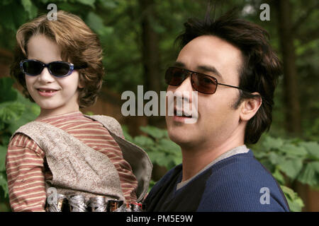 Film Still / Werbung immer noch von "The Martian Child" Bobby Coleman, John Cusack © 2006 New Line Cinema Photo Credit: Alan Markfield Datei Referenz # 30736844 THA nur für redaktionelle Verwendung - Alle Rechte vorbehalten Stockfoto