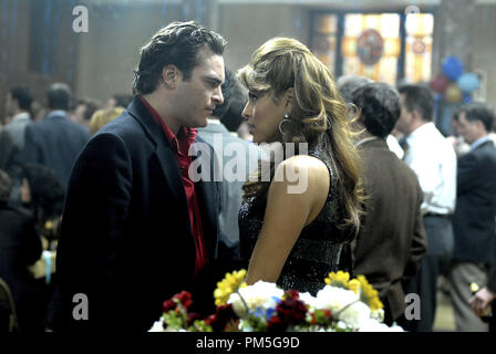 Studio Werbung immer noch von "besitzen wir die Nacht' Joaquin Phoenix, Eva Mendes © 2007 Columbia Pictures Photo Credit: Anne Joyce Datei Referenz # 307381963 THA nur für redaktionelle Verwendung - Alle Rechte vorbehalten Stockfoto