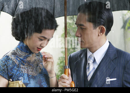 Szenenfoto aus "Lust, Caution" (aka e, Jie') Tang Wei, Tony Leung Chiu Wai © 2007 Focus Features Photo Credit: Chan kam Chuen Datei Referenz # 30738224 THA nur für redaktionelle Verwendung - Alle Rechte vorbehalten Stockfoto