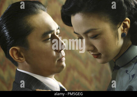 Szenenfoto aus "Lust, Caution" (aka e, Jie') Tony Leung Chiu Wai, Tang Wei © 2007 Focus Features Photo Credit: Chan kam Chuen Datei Referenz # 30738231 THA nur für redaktionelle Verwendung - Alle Rechte vorbehalten Stockfoto