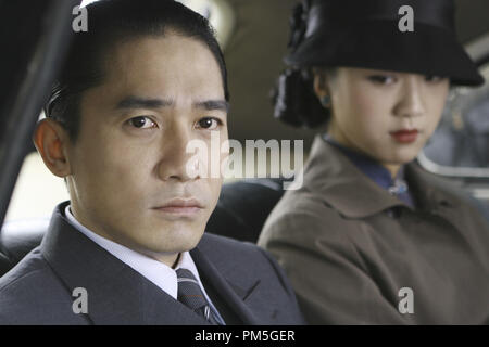 Szenenfoto aus "Lust, Caution" (aka e, Jie') Tony Leung Chiu Wai, Tang Wei © 2007 Focus Features Photo Credit: Chan kam Chuen Datei Referenz # 30738236 THA nur für redaktionelle Verwendung - Alle Rechte vorbehalten Stockfoto