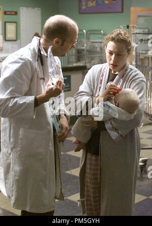 Studio Werbung immer noch von "ER" Episode. Name: "Eine einfache Torsion des Schicksals' Anthony Edwards, Alex Kingston 2002 Photo Credit: Paul Drinkwater Datei Referenz # 307541182 THA nur für redaktionelle Verwendung - Alle Rechte vorbehalten Stockfoto