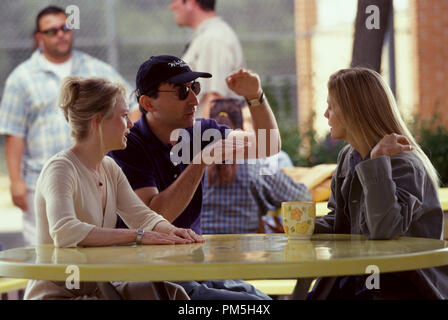 Studio Werbung immer noch von "Weißer Oleander" Renee Zellweger, Peter Kosminsky, Michelle Pfeiffer © 2002 Warner Brothers Photo Credit: Vivian Zink Stockfoto