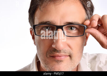 Elegante Mann mittleren Alters mit weißem Hemd Anpassen der Brille detail. Konzept der optische Korrektur mit Brille. Horizontale Zusammensetzung Stockfoto