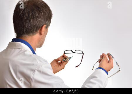 Optiker auf seinem Rücken mit Brille. Konzept der optische Korrektur mit Brille. Horizontale Zusammensetzung Stockfoto