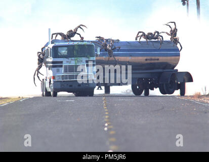 Film Still / Werbung noch von 'Acht Legged Freaks' Tankwagen und Riesenspinnen © 2002 Warner Bros. Stockfoto