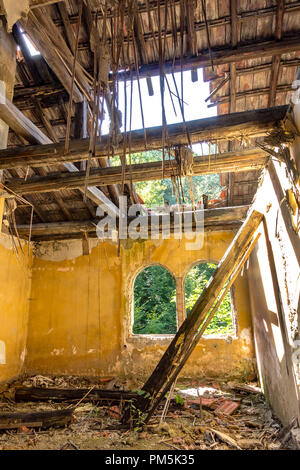 Die verlassene Innere eines alten Hauses mit kaputtem Dach Stockfoto