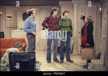 Film Still / Werbung Standbilder aus", die 70er Show" Staffel 3, Episode 9: "Hyde Weihnachten Rager' Danny Masterson, Ashton Kutcher, Topher Grace, Debra Jo Rupp 19 Dezember, 2000 Foto: Richard Foreman Datei Referenz # 30846199 THA nur für redaktionelle Verwendung - Alle Rechte vorbehalten Stockfoto